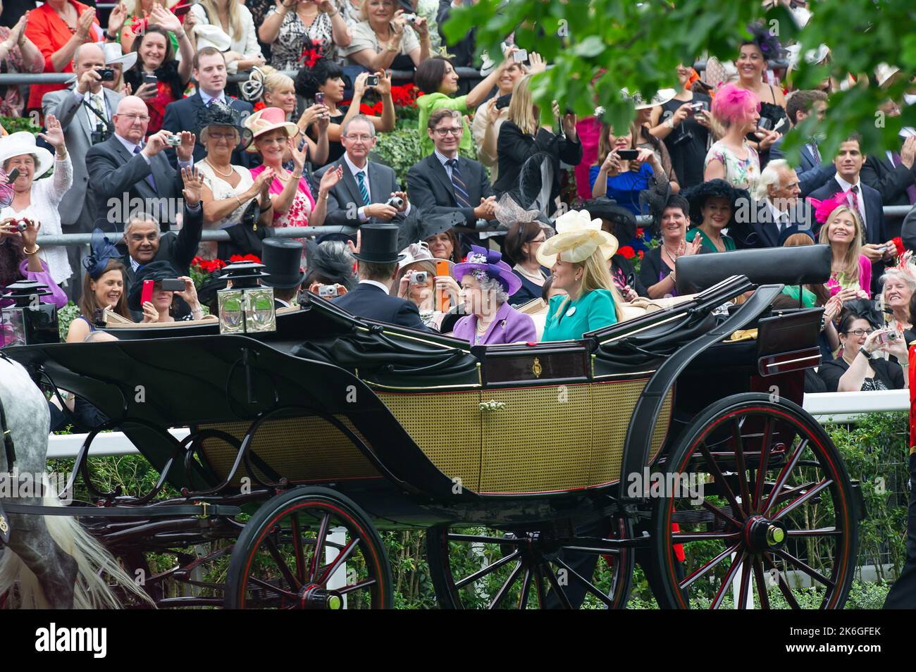 Ascot, Bergen, Großbritannien. 20.. Juni 2013. Ihre Majestät, die Königin, kommt zusammen mit Autumn Phillips im Parade-Ring in der königlichen Prozession zum Ladies Day in Royal Ascot an. Ausgabedatum: 14.. Oktober 2022. Quelle: Maureen McLean/Alamy Stockfoto