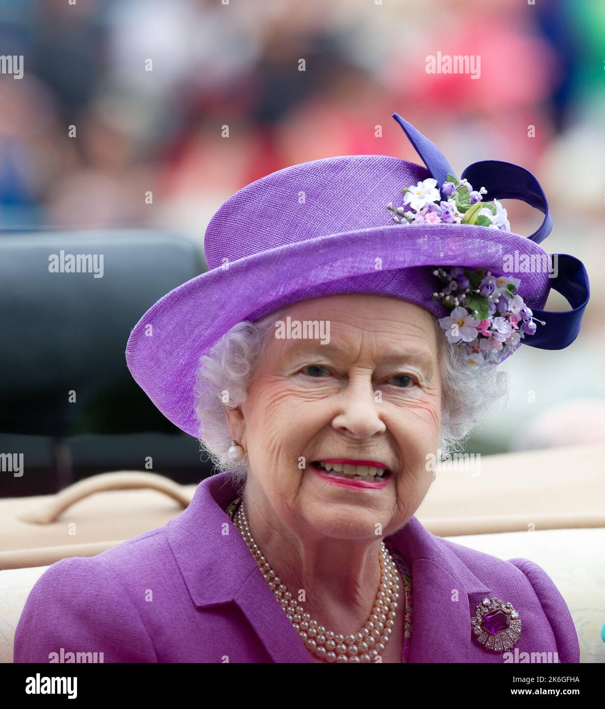 Ascot, Bergen, Großbritannien. 20.. Juni 2013. Ihre Majestät, die Königin, kommt im Parade Ring in der Royal Prozession zum Ladies Day in Royal Ascot an und trägt einen hübschen violetten Hut und passenden Mantel. Ausgabedatum: 14.. Oktober 2022. Quelle: Maureen McLean/Alamy Stockfoto