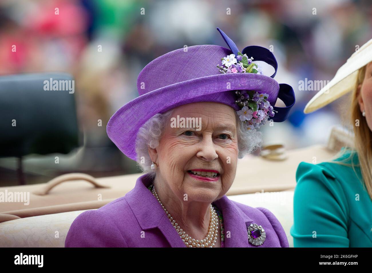 Ascot, Bergen, Großbritannien. 20.. Juni 2013. Ihre Majestät, die Königin, kommt im Parade Ring in der Royal Prozession zum Ladies Day in Royal Ascot an und trägt einen hübschen violetten Hut und passenden Mantel. Ausgabedatum: 14.. Oktober 2022. Quelle: Maureen McLean/Alamy Stockfoto