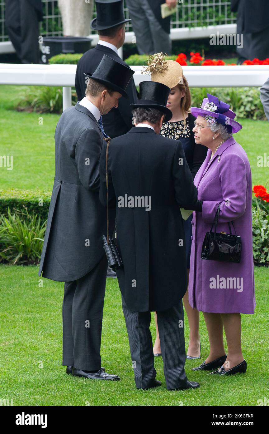 Ascot, Bergen, Großbritannien. 20.. Juni 2013. Ihre Majestät, die Königin, beobachtet die Pferde im Parade Ring, bevor ihr Pferd den Ascot Gold Cup gewinnt. Dies war ein historischer Tag, da es das erste Mal war, dass ein regierender Monarch den Gold Cup gewonnen hatte. Die Schätzung wurde von Jockey Ryan Moore geritten. Königin Elizabeth II. War wegen der Präsentation für den Gold Cup, aber ihr Sohn, der Herzog von York, führte die Präsentation stattdessen. Ausgabedatum: 14.. Oktober 2022. Quelle: Maureen McLean/Alamy Stockfoto