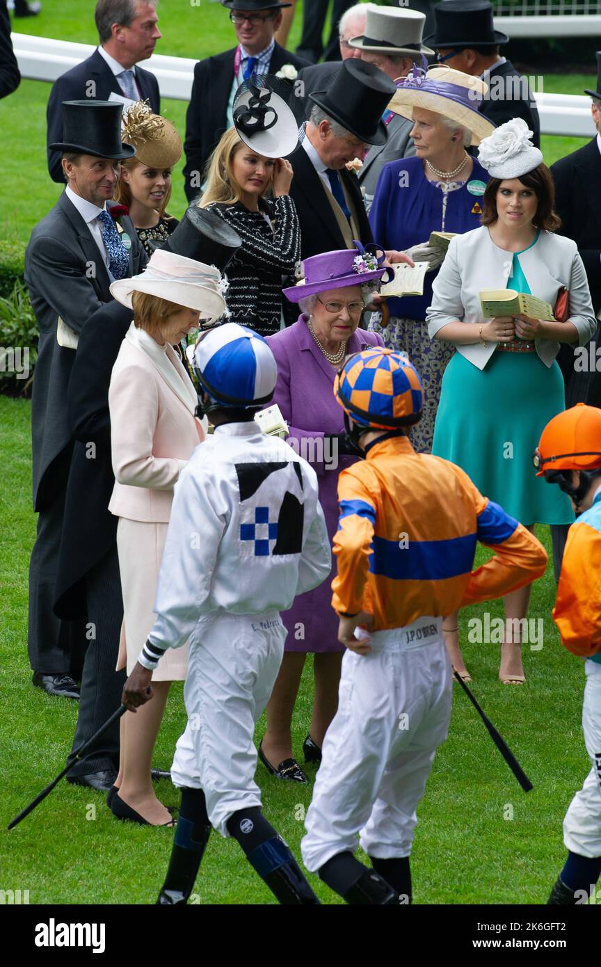 Ascot, Bergen, Großbritannien. 20.. Juni 2013. Ihre Majestät, die Königin, beobachtet die Pferde im Parade Ring, bevor ihr Pferd den Ascot Gold Cup gewinnt. Dies war ein historischer Tag, da es das erste Mal war, dass ein regierender Monarch den Gold Cup gewonnen hatte. Die Schätzung wurde von Jockey Ryan Moore geritten. Königin Elizabeth II. War wegen der Präsentation für den Gold Cup, aber ihr Sohn, der Herzog von York, führte die Präsentation stattdessen. Ausgabedatum: 14.. Oktober 2022. Quelle: Maureen McLean/Alamy Stockfoto