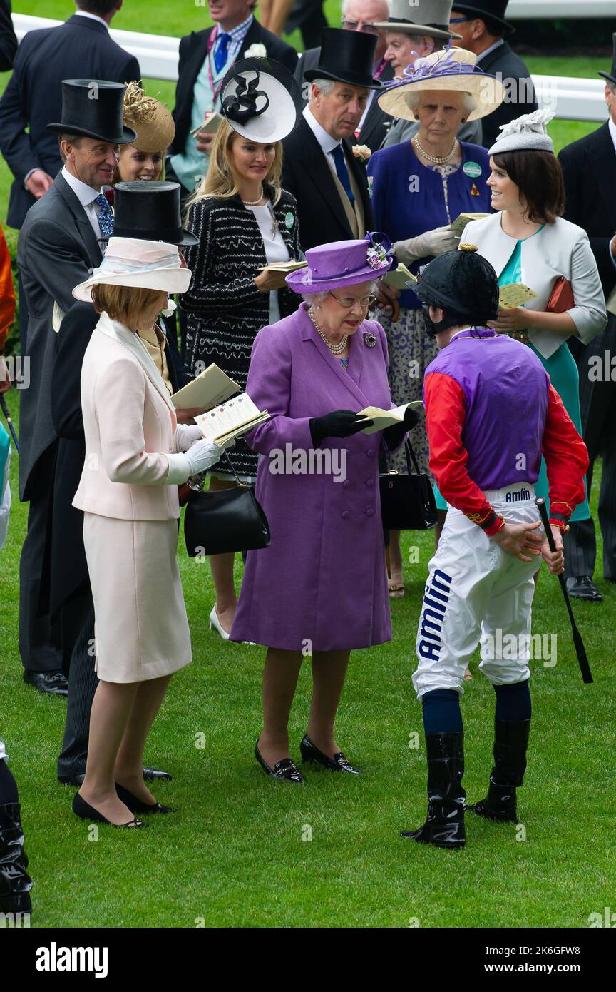 Ascot, Bergen, Großbritannien. 20.. Juni 2013. Ihre Majestät die Königin chattet mit Jockey Ryan Moore, bevor er den Ascot Gold Cup auf ihrem Pferd Estimate gewann. Dies war ein historischer Tag, da es das erste Mal war, dass ein regierender Monarch den Gold Cup gewonnen hatte. Die Schätzung wurde von Jockey Ryan Moore geritten. Königin Elizabeth II. War wegen der Präsentation für den Gold Cup, aber ihr Sohn, der Herzog von York, führte die Präsentation stattdessen. Ausgabedatum: 14.. Oktober 2022. Quelle: Maureen McLean/Alamy Stockfoto