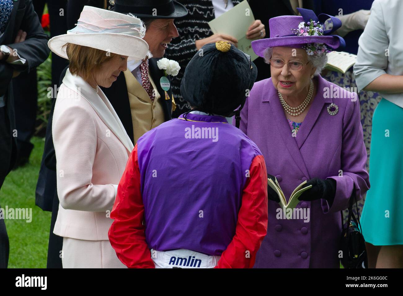 Ascot, Bergen, Großbritannien. 20.. Juni 2013. Ihre Majestät die Königin chattet mit Jockey Ryan Moore, bevor er den Ascot Gold Cup auf ihrem Pferd Estimate gewann. Dies war ein historischer Tag, da es das erste Mal war, dass ein regierender Monarch den Gold Cup gewonnen hatte. Die Schätzung wurde von Jockey Ryan Moore geritten. Königin Elizabeth II. War wegen der Präsentation für den Gold Cup, aber ihr Sohn, der Herzog von York, führte die Präsentation stattdessen. Ausgabedatum: 14.. Oktober 2022. Quelle: Maureen McLean/Alamy Stockfoto