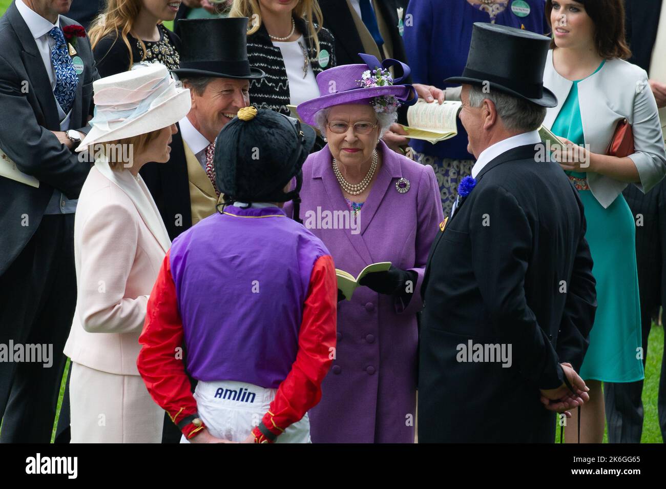 Ascot, Bergen, Großbritannien. 20.. Juni 2013. Ihre Majestät, die Königin, chattet vor dem Gold Cup mit Trainer Sir Michael Stoute und Jockey Ryan Moore. Dies war ein historischer Tag, da es das erste Mal war, dass ein regierender Monarch den Gold Cup gewonnen hatte. Die Schätzung wurde von Jockey Ryan Moore geritten. Königin Elizabeth II. War wegen der Präsentation für den Gold Cup, aber ihr Sohn, der Herzog von York, führte die Präsentation stattdessen. Ausgabedatum: 14.. Oktober 2022. Quelle: Maureen McLean/Alamy Stockfoto