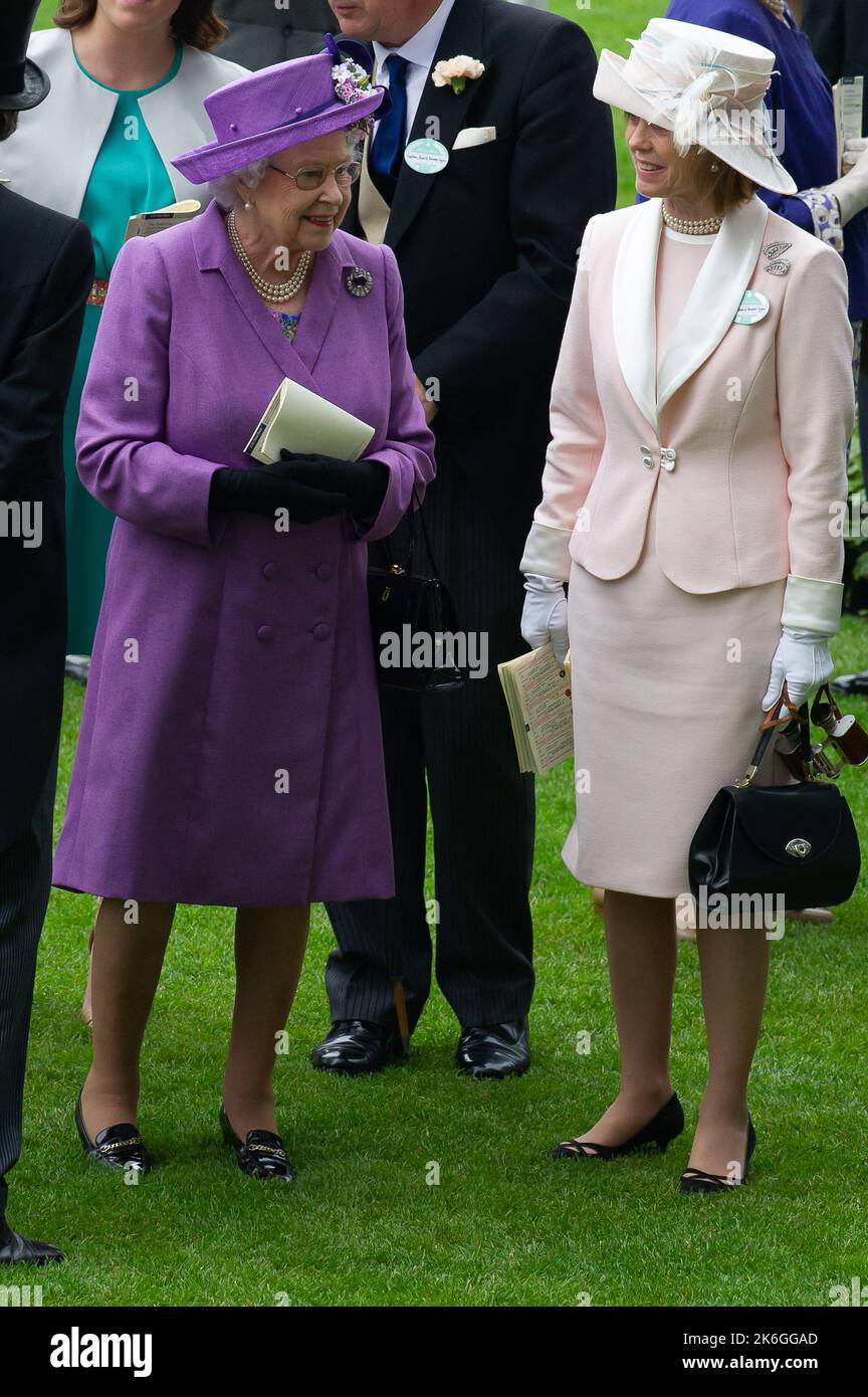 Ascot, Bergen, Großbritannien. 20.. Juni 2013. Ihre Majestät, die Königin, beobachtet die Pferde im Parade Ring, bevor ihr Pferd den Ascot Gold Cup gewinnt. Dies war ein historischer Tag, da es das erste Mal war, dass ein regierender Monarch den Gold Cup gewonnen hatte. Die Schätzung wurde von Jockey Ryan Moore geritten. Königin Elizabeth II. War wegen der Präsentation für den Gold Cup, aber ihr Sohn, der Herzog von York, führte die Präsentation stattdessen. Ausgabedatum: 14.. Oktober 2022. Quelle: Maureen McLean/Alamy Stockfoto