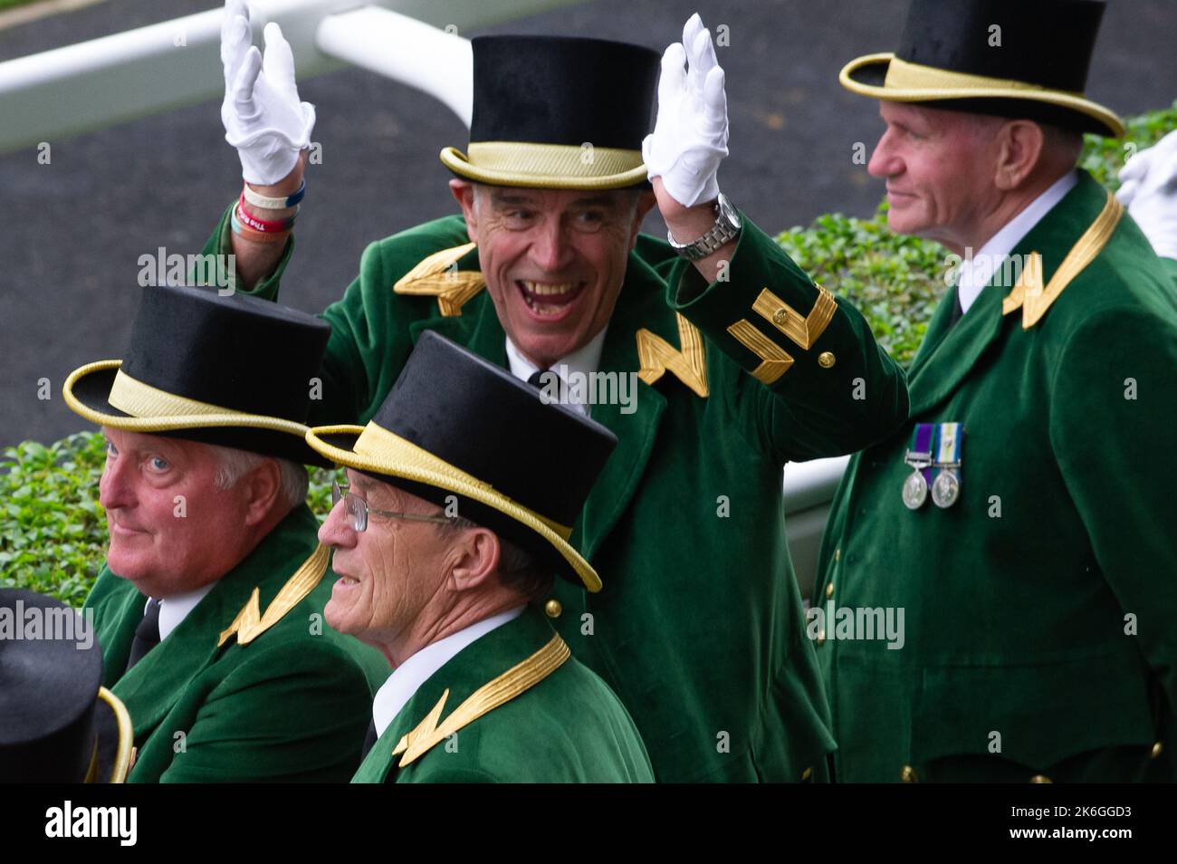 Ascot, Bergen, Großbritannien. 20.. Juni 2013. Die Ascot Greencoats freuten sich sehr, heute am Ladies Day im Royal Ascot zuzusehen, wie Estimate, das Pferd Ihrer Majestät, der Königin, den Ascot Gold Cup gewann. Dies war ein historischer Tag, da es das erste Mal war, dass ein regierender Monarch den Gold Cup gewonnen hatte. Die Schätzung wurde von Jockey Ryan Moore geritten. Königin Elizabeth II. War wegen der Präsentation für den Gold Cup, aber ihr Sohn, der Herzog von York, führte die Präsentation stattdessen. Ausgabedatum: 14.. Oktober 2022. Quelle: Maureen McLean/Alamy Stockfoto