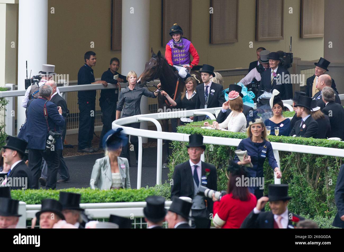 Ascot, Bergen, Großbritannien. 20.. Juni 2013. Der Jockey Ryan Moore kehrt zum Parade Ring zurück, nachdem er den Ascot Gold Cup auf dem Pferd Estimate Ihrer Majestät der Königin gewonnen hat. Dies war ein historischer Tag, da es das erste Mal war, dass ein regierender Monarch den Gold Cup gewonnen hatte. Die Schätzung wurde von Jockey Ryan Moore geritten. Königin Elizabeth II. War wegen der Präsentation für den Gold Cup, aber ihr Sohn, der Herzog von York, führte die Präsentation stattdessen. Ausgabedatum: 14.. Oktober 2022. Quelle: Maureen McLean/Alamy Stockfoto