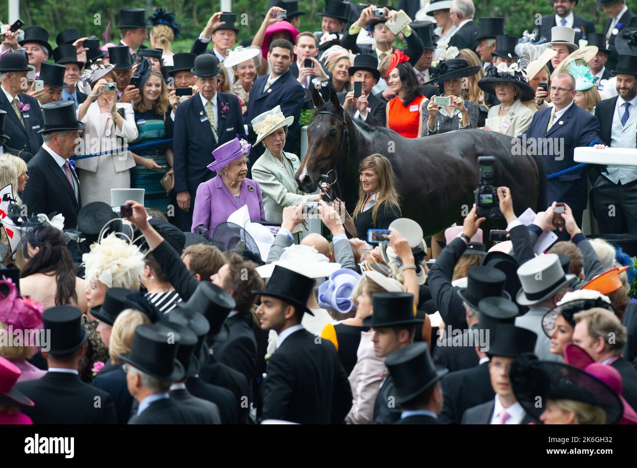 Ascot, Bergen, Großbritannien. 20.. Juni 2013. Ihre Majestät die Königin und ihre Tochter Prinzessin Anne haben ein Foto mit dem Gewinnerpferd Estimate der Königin. Dies war ein historischer Tag, da es das erste Mal war, dass ein regierender Monarch den Gold Cup gewonnen hatte. Die Schätzung wurde von Jockey Ryan Moore geritten. Königin Elizabeth II. War wegen der Präsentation für den Gold Cup, aber ihr Sohn, der Herzog von York, führte die Präsentation stattdessen. Ausgabedatum: 14.. Oktober 2022. Quelle: Maureen McLean/Alamy Stockfoto