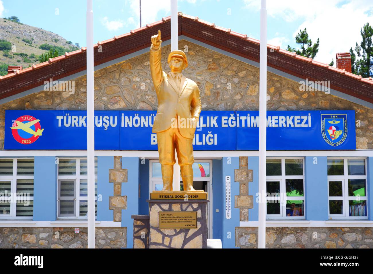 Bronzestatue von M. Kemal Atatürk in Richtung Himmel, vor der Flugschule in Inonu/Türkei Stockfoto
