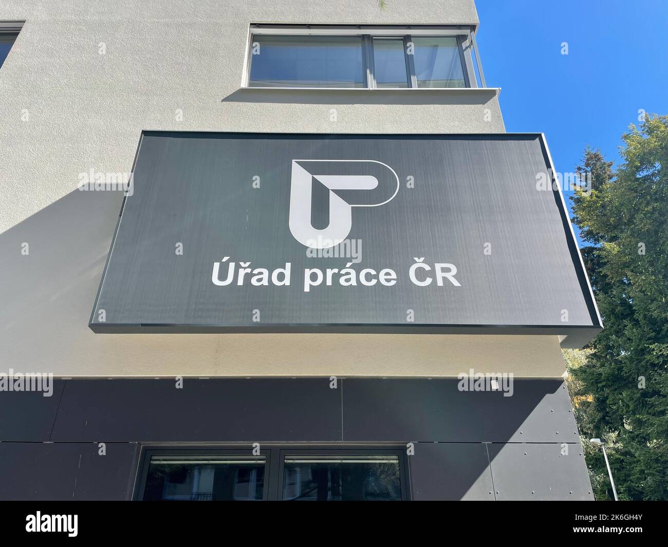 Prag, Tschechische Republik, 7. September 2022: Eintritt in die öffentliche Arbeitsagentur der Regierung, Büro des Jobcenters für Prag Prosek. Die Agentur hilft Stockfoto