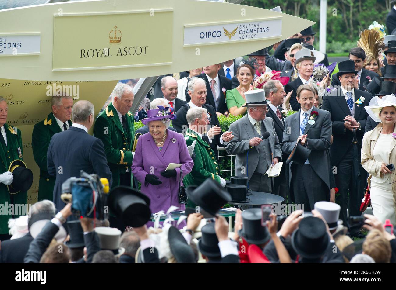 Ascot, Bergen, Großbritannien. 20.. Juni 2013. Ihre Majestät, die Königin, war sichtlich erfreut, als ihr Pferd Estimate heute am Ladies Day im Royal Ascot den Ascot Gold Cup gewann. Dies war ein historischer Tag, da es das erste Mal war, dass ein regierender Monarch den Gold Cup gewonnen hatte. Die Schätzung wurde von Jockey Ryan Moore geritten. Königin Elizabeth II. War wegen der Präsentation für den Gold Cup, aber ihr Sohn, der Herzog von York, führte die Präsentation stattdessen. Ausgabedatum: 14.. Oktober 2022. Quelle: Maureen McLean/Alamy Stockfoto