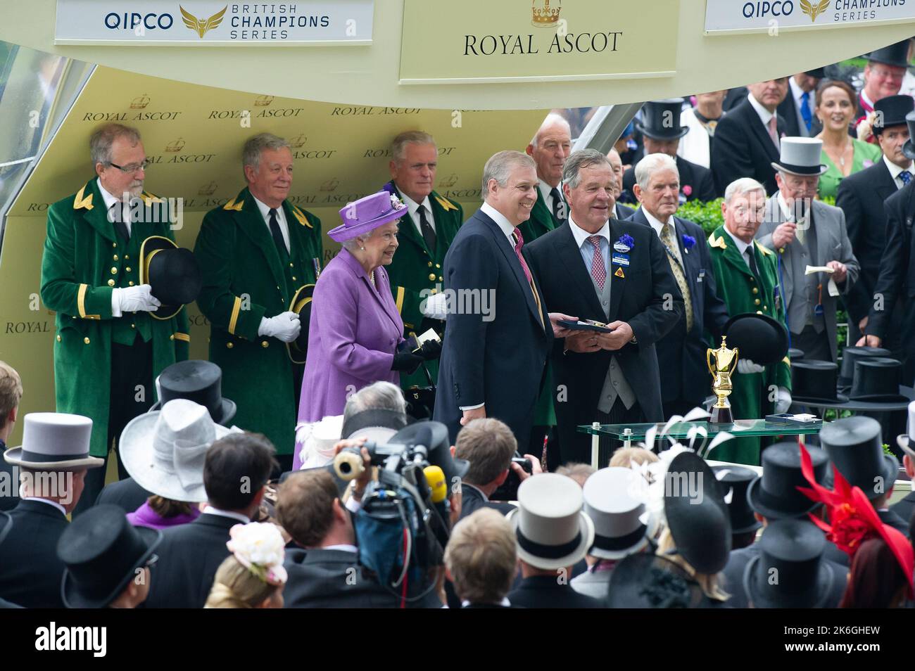 Ascot, Bergen, Großbritannien. 20.. Juni 2013. Ihre Majestät, die Königin, war sichtlich erfreut, als ihr Pferd Estimate heute am Ladies Day im Royal Ascot den Ascot Gold Cup gewann. Dies war ein historischer Tag, da es das erste Mal war, dass ein regierender Monarch den Gold Cup gewonnen hatte. Die Schätzung wurde von Jockey Ryan Moore geritten. Königin Elizabeth II. War wegen der Präsentation für den Gold Cup, aber ihr Sohn, der Herzog von York, führte die Präsentation stattdessen. Ausgabedatum: 14.. Oktober 2022. Quelle: Maureen McLean/Alamy Stockfoto