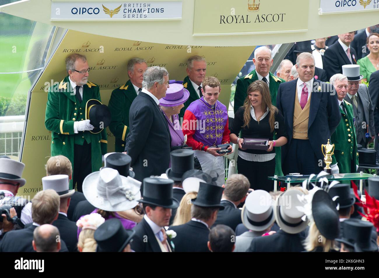 Ascot, Bergen, Großbritannien. 20.. Juni 2013. Ihre Majestät, die Königin, war sichtlich erfreut, als ihr Pferd Estimate heute am Ladies Day im Royal Ascot den Ascot Gold Cup gewann. Dies war ein historischer Tag, da es das erste Mal war, dass ein regierender Monarch den Gold Cup gewonnen hatte. Die Schätzung wurde von Jockey Ryan Moore geritten. Königin Elizabeth II. War wegen der Präsentation für den Gold Cup, aber ihr Sohn, der Herzog von York, führte die Präsentation stattdessen. Ausgabedatum: 14.. Oktober 2022. Quelle: Maureen McLean/Alamy Stockfoto