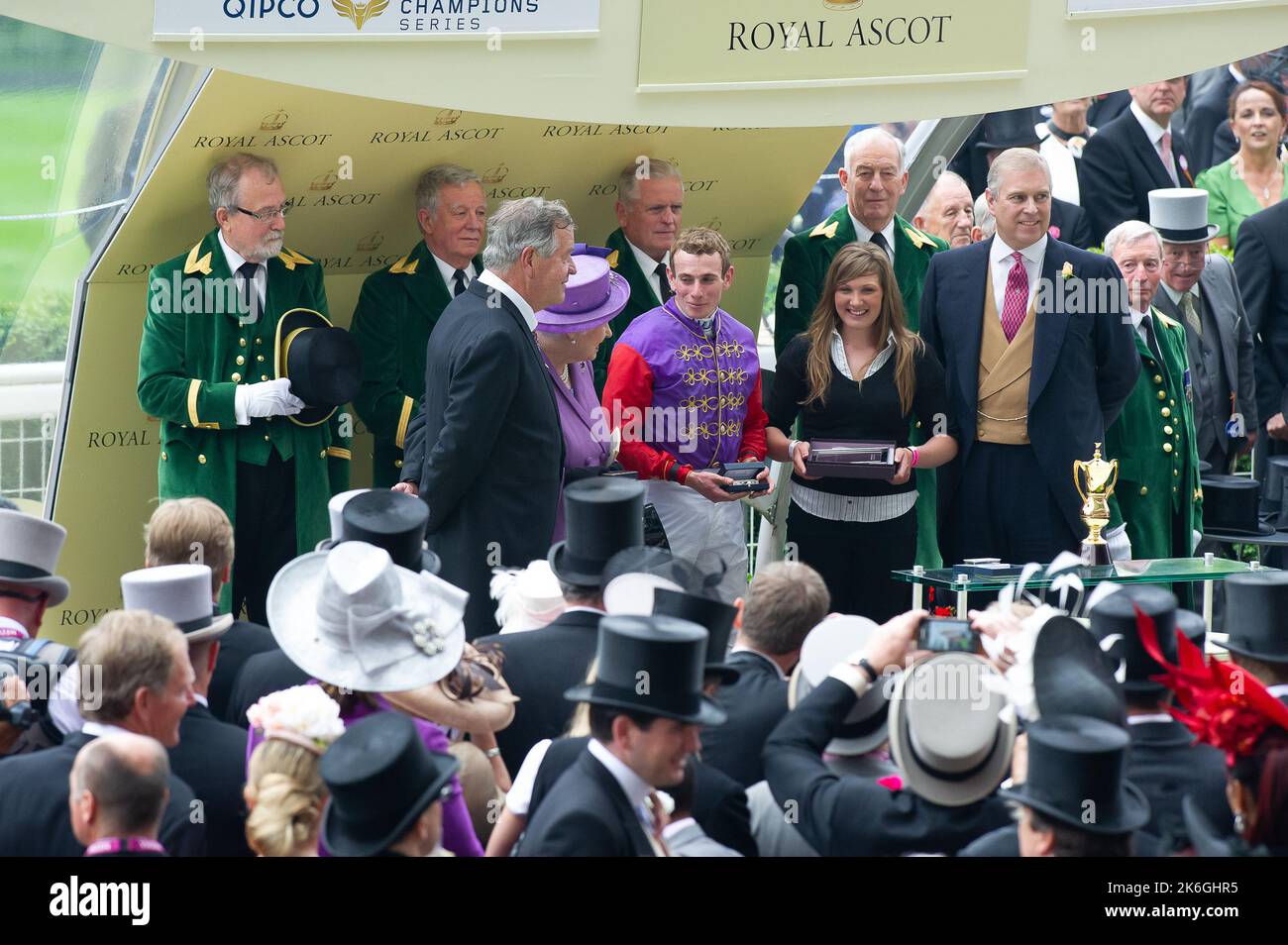 Ascot, Bergen, Großbritannien. 20.. Juni 2013. Ihre Majestät, die Königin, war sichtlich erfreut, als ihr Pferd Estimate heute am Ladies Day im Royal Ascot den Ascot Gold Cup gewann. Dies war ein historischer Tag, da es das erste Mal war, dass ein regierender Monarch den Gold Cup gewonnen hatte. Die Schätzung wurde von Jockey Ryan Moore geritten. Königin Elizabeth II. War wegen der Präsentation für den Gold Cup, aber ihr Sohn, der Herzog von York, führte die Präsentation stattdessen. Ausgabedatum: 14.. Oktober 2022. Quelle: Maureen McLean/Alamy Stockfoto