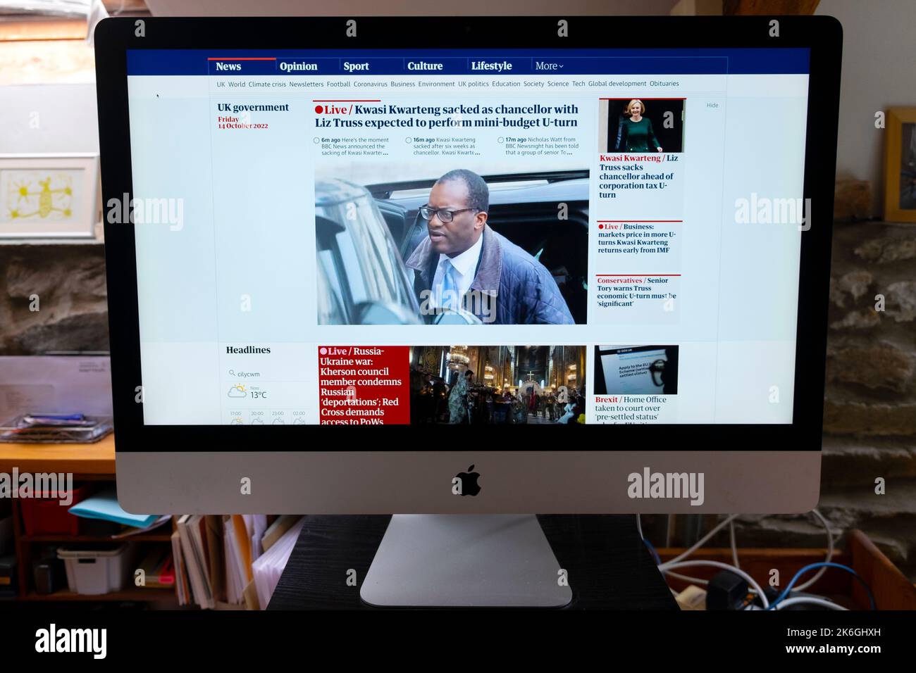 „Kwasi Kwarteng wurde als Kanzlerin entlassen, und Liz Truss wird voraussichtlich eine U-Turn-Aktion im Minibudget durchführen“, so Guardian, Online-Zeitung, Bildschirm 14. Oktober 2022 Großbritannien Stockfoto