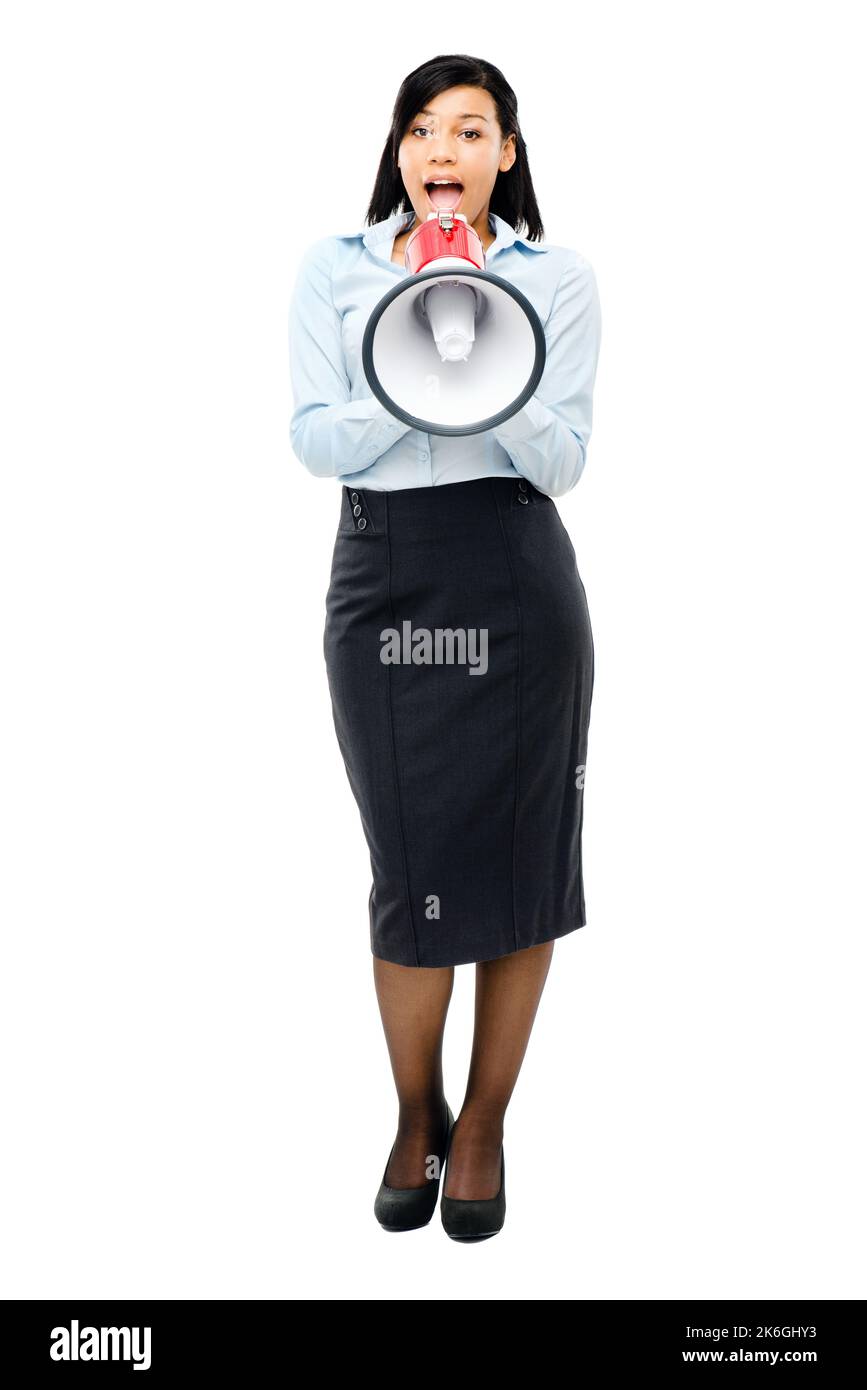 Glückliche gemischte Rennen Geschäftsfrau hält Megaphon isoliert auf weißem Hintergrund. Eine junge Geschäftsfrau, die gegen ein Studio in ein Megaphon schreit Stockfoto