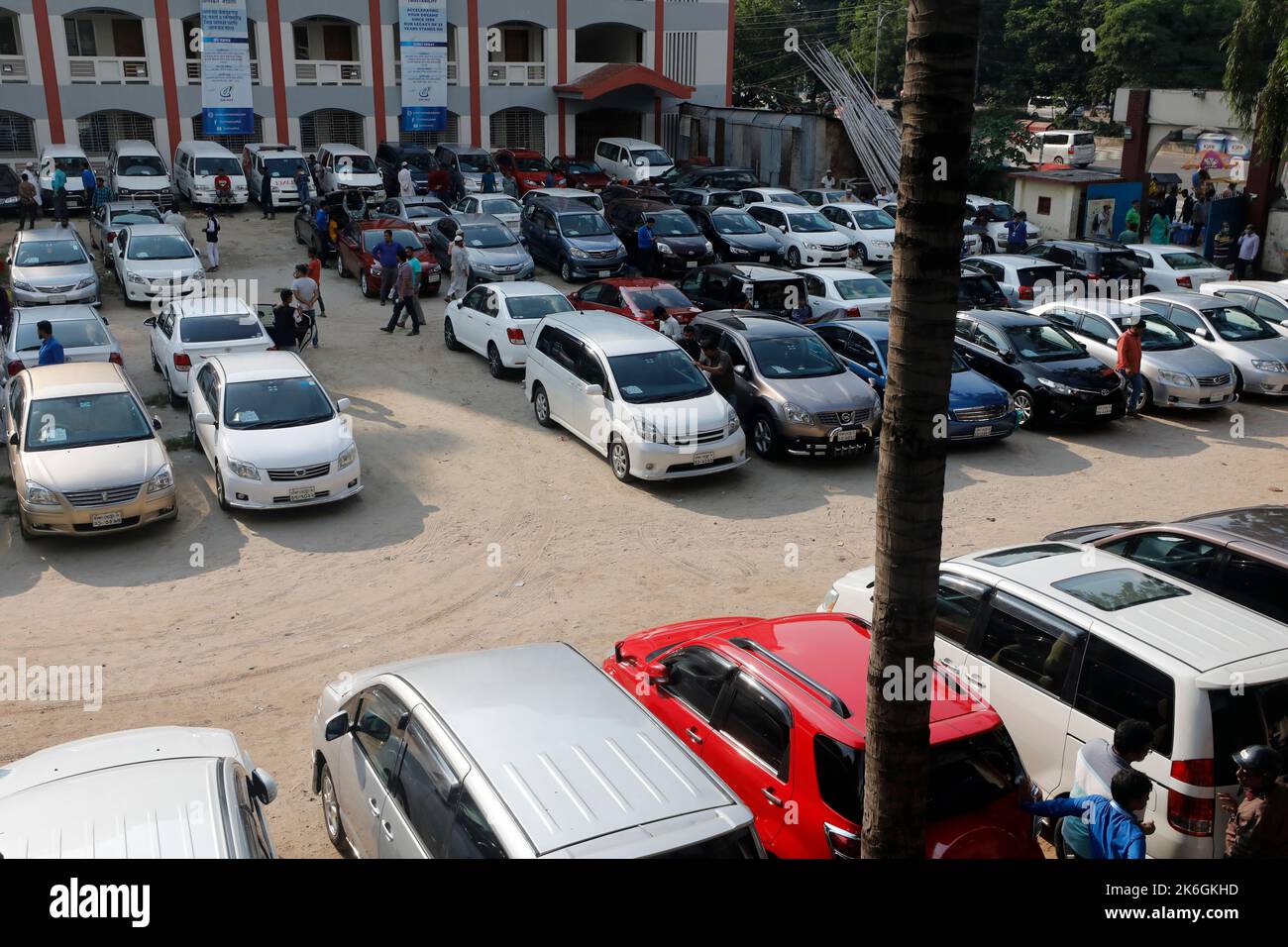 Dhaka, Bangladesch - 14. Oktober 2022: Jeden Freitag findet auf dem Gelände der Rajdhani High School in Dhaka, Bangladesch, ein Automarkt statt. Alle alten Modelle und Marken Stockfoto