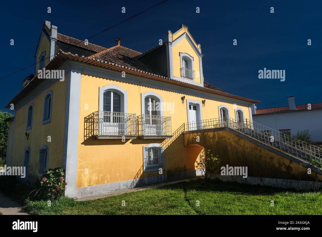 Ein großes schönes altes Haus in einem kleinen Dorf in Portugal. Rustikale typische Steinhäuser in einem Dorf in einer landwirtschaftlichen Region in der Nähe von Aveiro Stockfoto