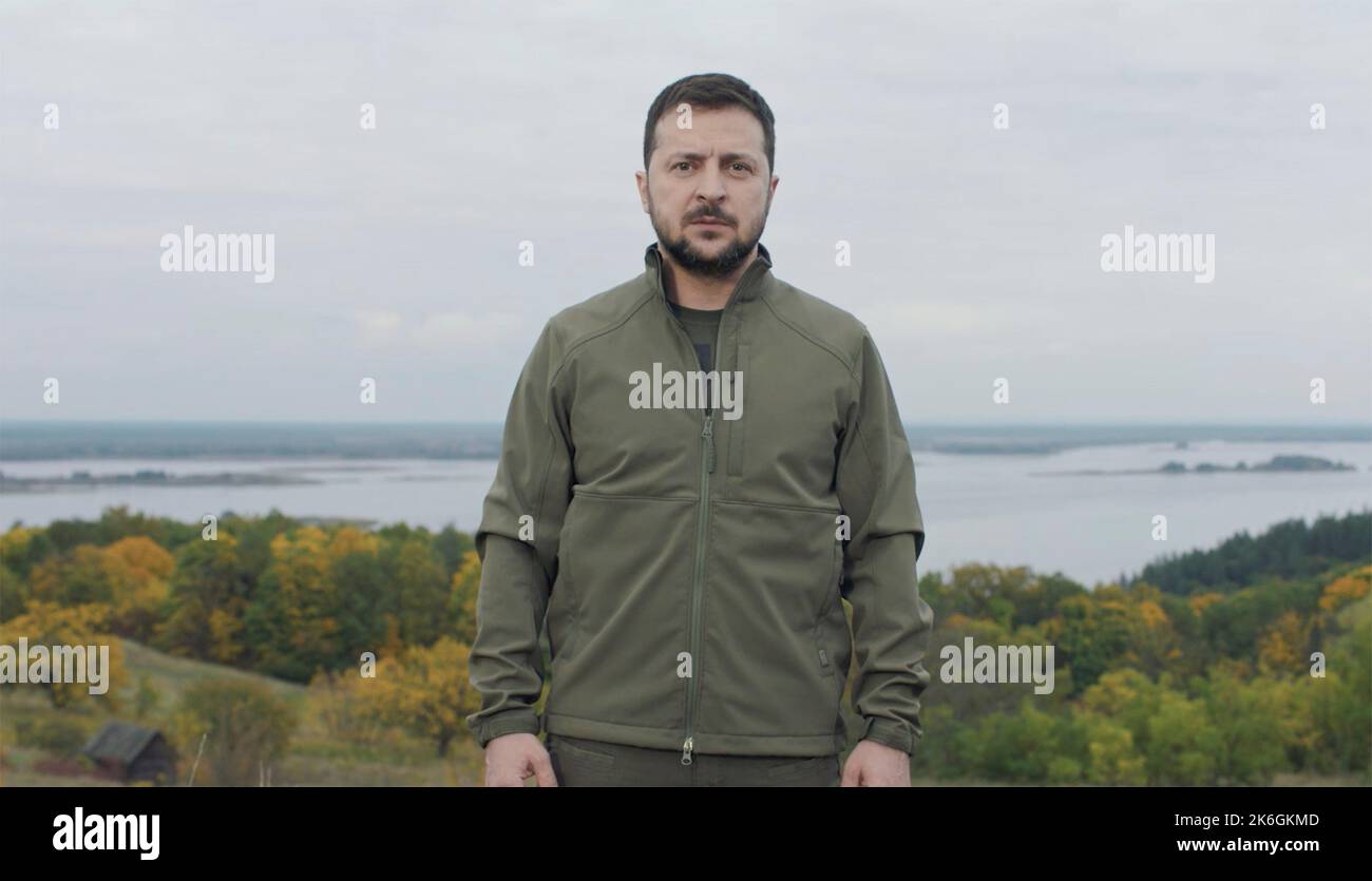 Kiew, Ukraine. 14. Oktober 2022. Der ukrainische Präsident Wolodymyr Zelenskyy steht auf einem Hügel mit Blick auf den Fluss Dnipro, um eine Rede zum Tag der Verteidiger der Ukraine am 234.. Tag der russischen Invasion, dem 14. Oktober 2022, in Kiew, Ukraine, zu halten. Kredit: Ukrainisches Presidential Press Office/Ukraine Presidency/Alamy Live News Stockfoto
