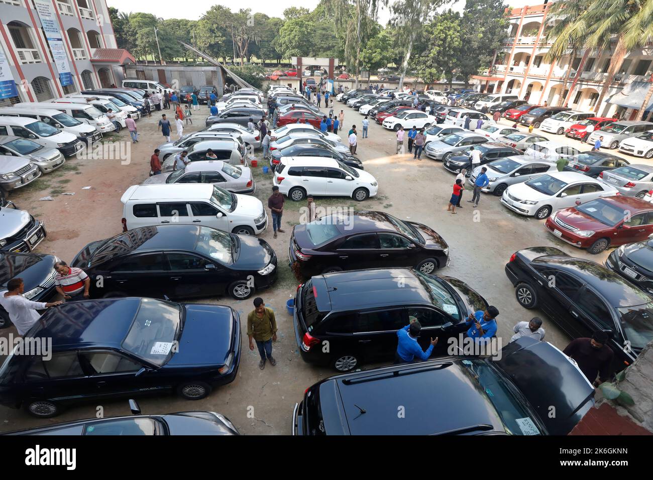 Dhaka, Bangladesch - 14. Oktober 2022: Jeden Freitag findet auf dem Gelände der Rajdhani High School in Dhaka, Bangladesch, ein Automarkt statt. Alle alten Modelle und Marken Stockfoto