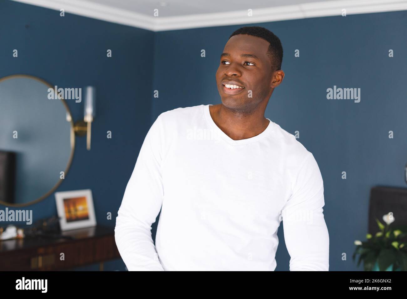 Porträt eines glücklichen afroamerikanischen Mannes, der im Schlafzimmer lächelt Stockfoto