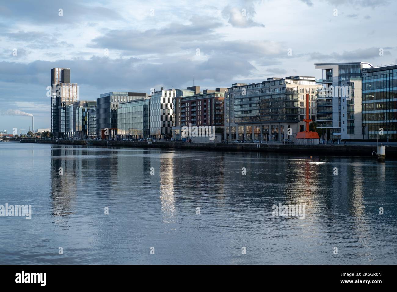 Büros am Fluss Liffey, Dublin, Irland. Stockfoto