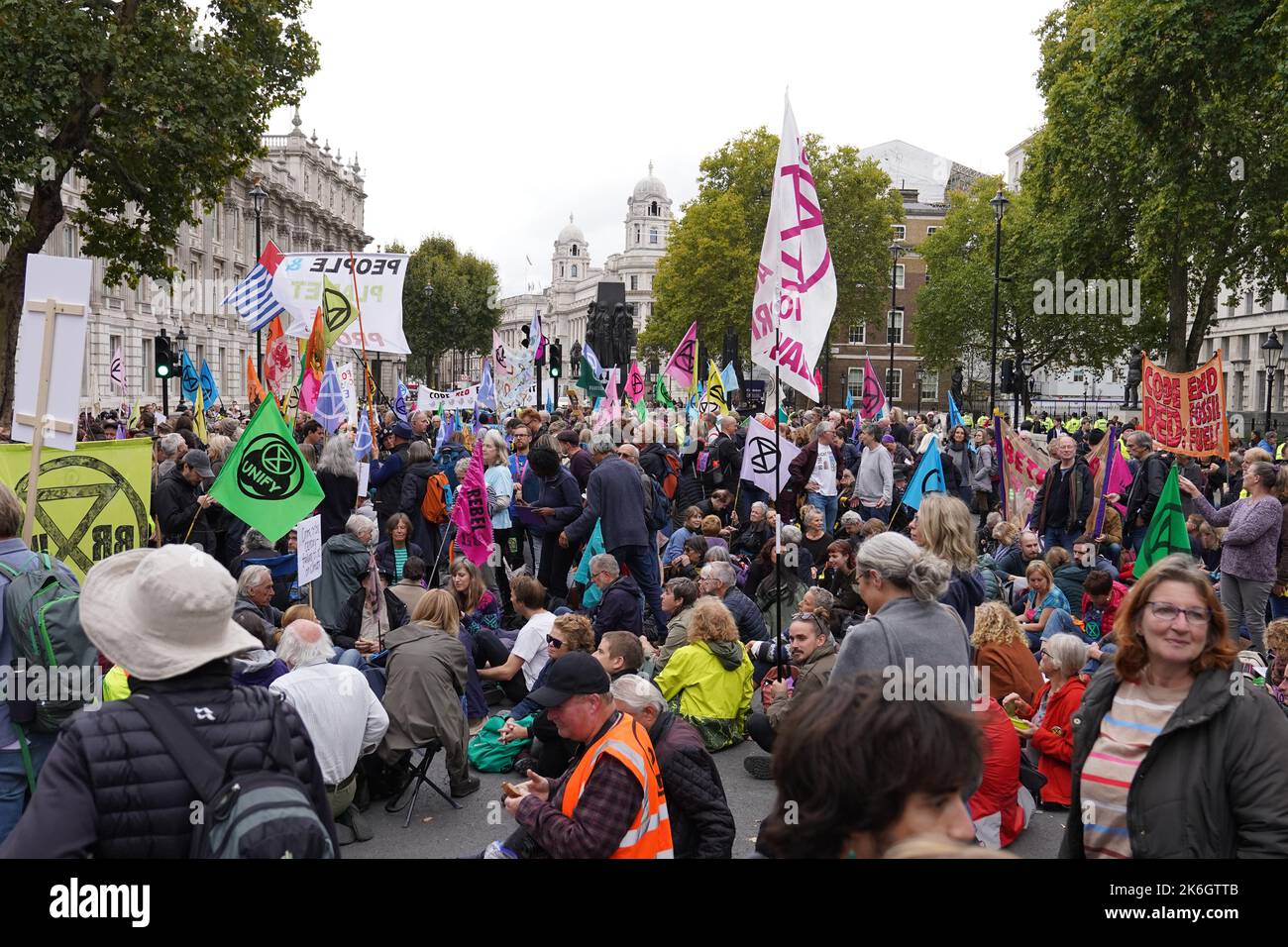 Mitglieder der Extinction Rebellion protestieren vor der Downing Street an dem Tag, an dem Kwasi Kwarteng sagte, er habe die Bitte von Premierminister Liz Truss, als Schatzkanzler „beiseite zu treten“, akzeptiert. Bilddatum: Freitag, 14. Oktober 2022. Stockfoto