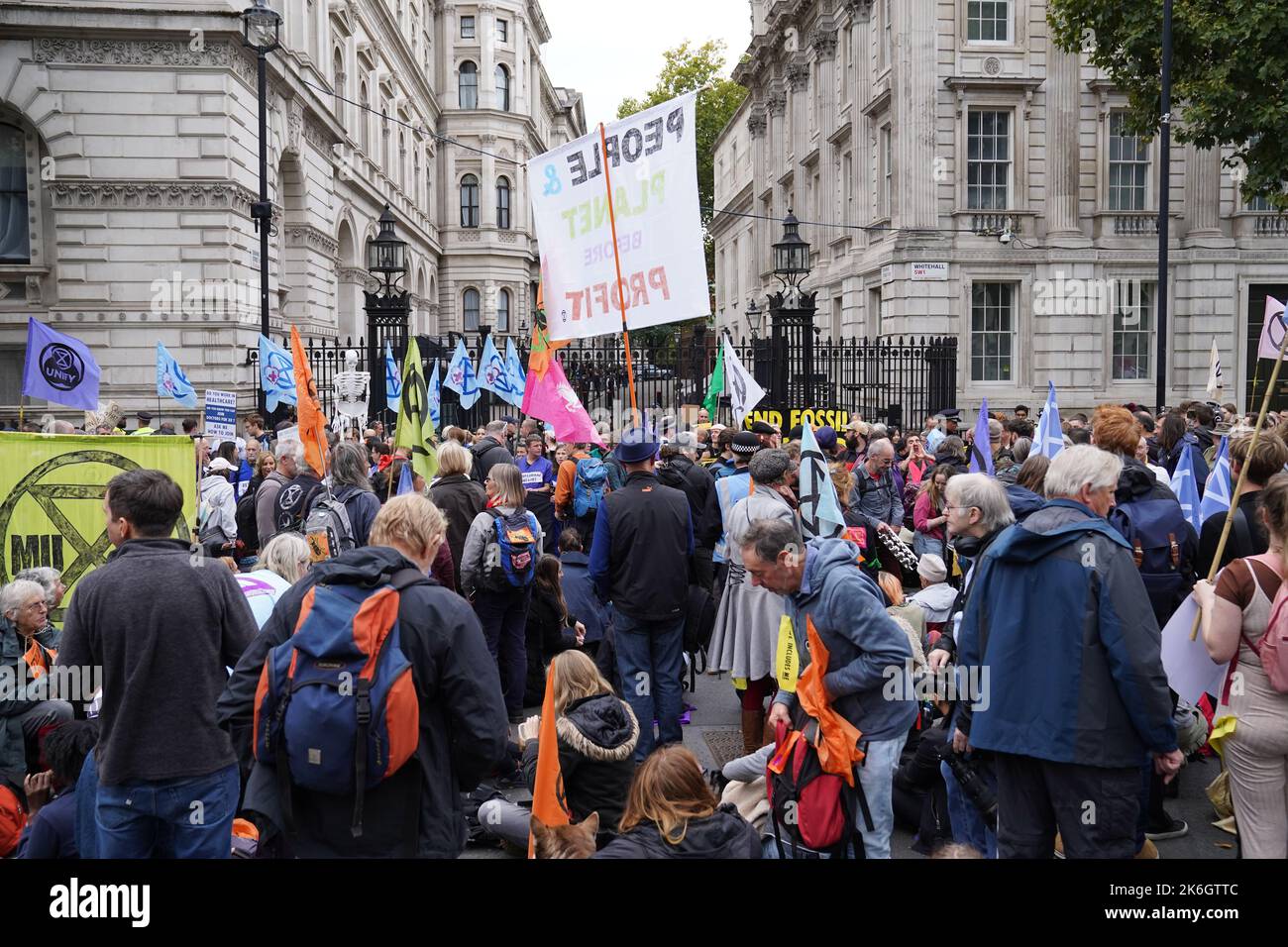 Mitglieder der Extinction Rebellion protestieren vor der Downing Street an dem Tag, an dem Kwasi Kwarteng sagte, er habe die Bitte von Premierminister Liz Truss, als Schatzkanzler „beiseite zu treten“, akzeptiert. Bilddatum: Freitag, 14. Oktober 2022. Stockfoto