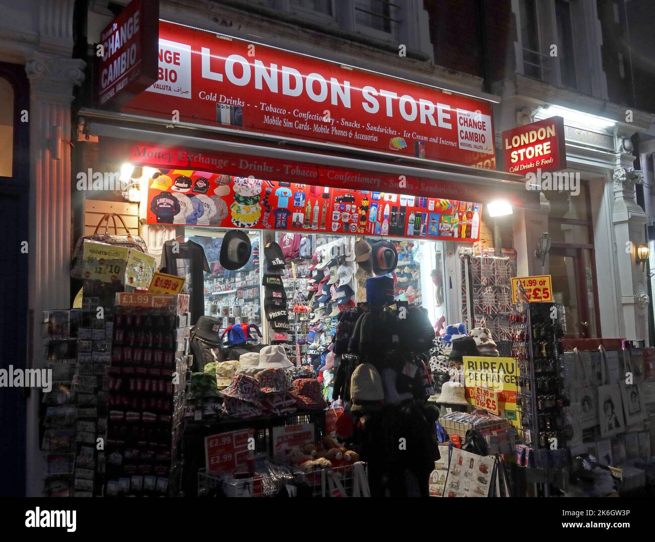 Eines der vielen ‘London Store’ Souvenir emporia, Paddington, Bayswater, London, England, VEREINIGTES KÖNIGREICH Stockfoto