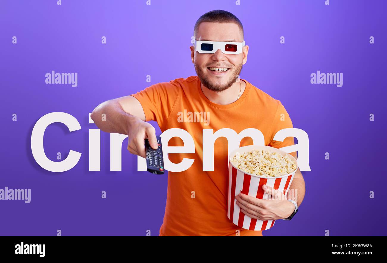 Mann in 3D Gläsern mit Konsole beim Ansehen von Filmen Stockfoto