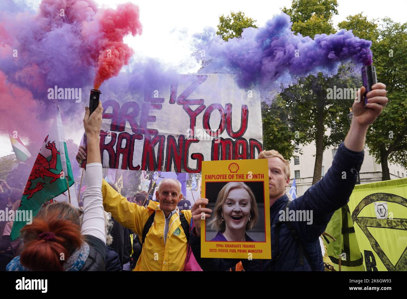 Mitglieder der Extinction Rebellion protestieren vor der Downing Street an dem Tag, an dem Kwasi Kwarteng sagte, er habe die Bitte von Premierminister Liz Truss, als Schatzkanzler „beiseite zu treten“, akzeptiert. Bilddatum: Freitag, 14. Oktober 2022. Stockfoto