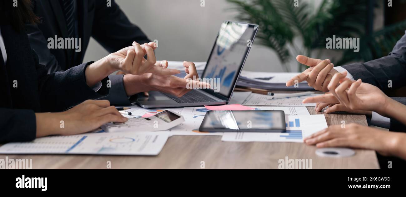 Finanzanalysten Analyse Business Finanzbericht auf digitalen Tablet während der Diskussion bei der Besprechung des Unternehmens zeigen die Ergebnisse ihrer Stockfoto