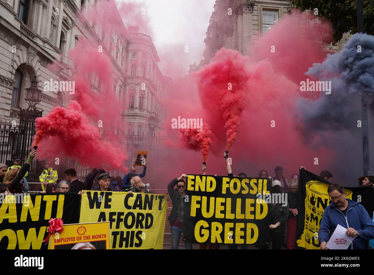 Mitglieder der Extinction Rebellion protestieren vor der Downing Street an dem Tag, an dem Kwasi Kwarteng sagte, er habe die Bitte von Premierminister Liz Truss, als Schatzkanzler „beiseite zu treten“, akzeptiert. Bilddatum: Freitag, 14. Oktober 2022. Stockfoto