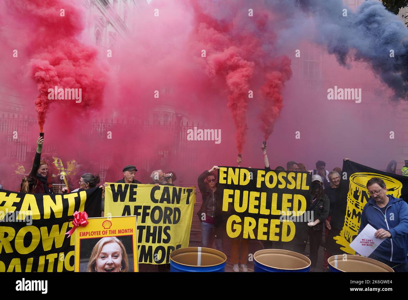 Mitglieder der Extinction Rebellion protestieren vor der Downing Street an dem Tag, an dem Kwasi Kwarteng sagte, er habe die Bitte von Premierminister Liz Truss, als Schatzkanzler „beiseite zu treten“, akzeptiert. Bilddatum: Freitag, 14. Oktober 2022. Stockfoto