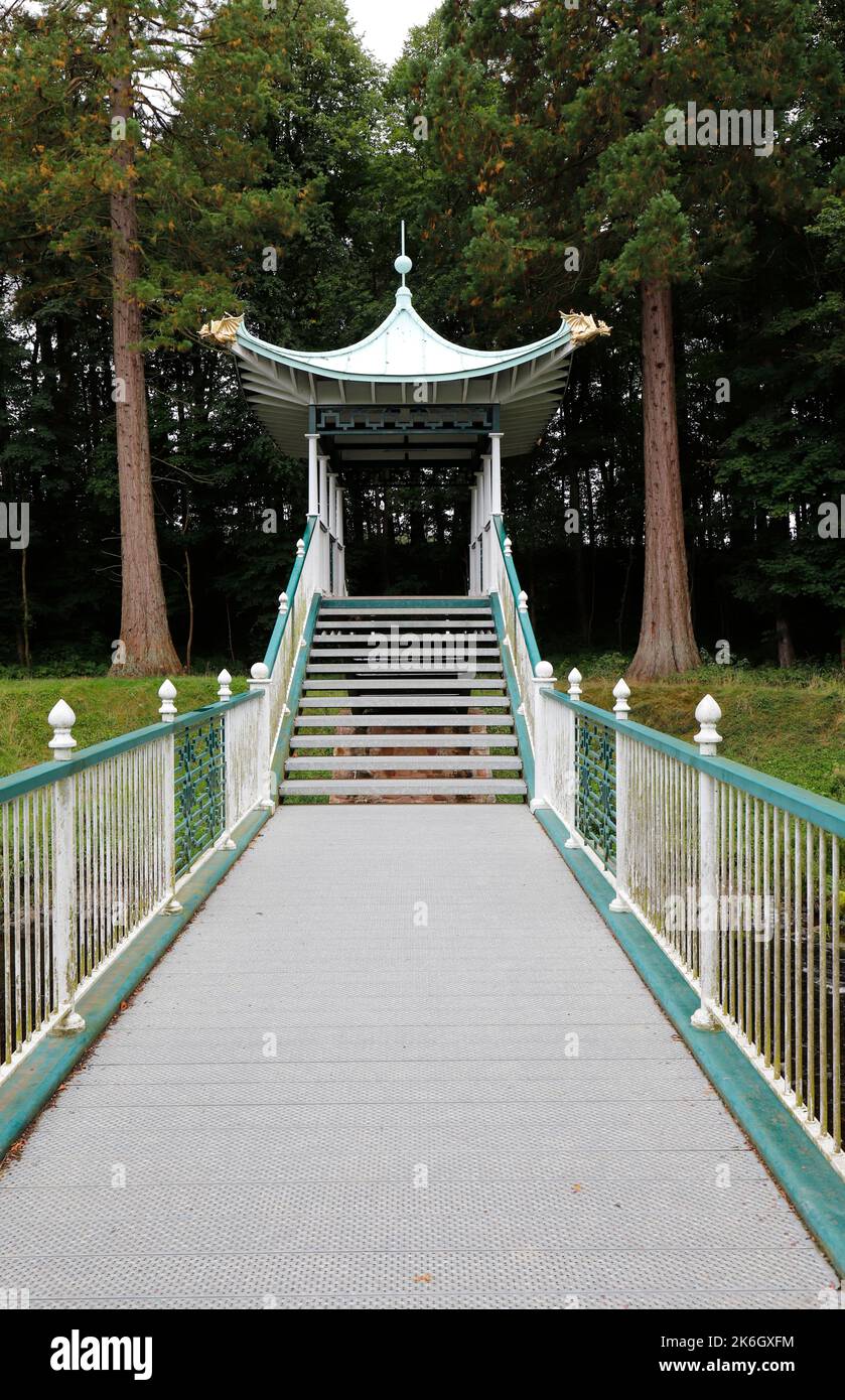 Die Chinesische Brücke am Dumfries House in Ayrshire, Schottland, überquert das Lugar-Wasser Stockfoto