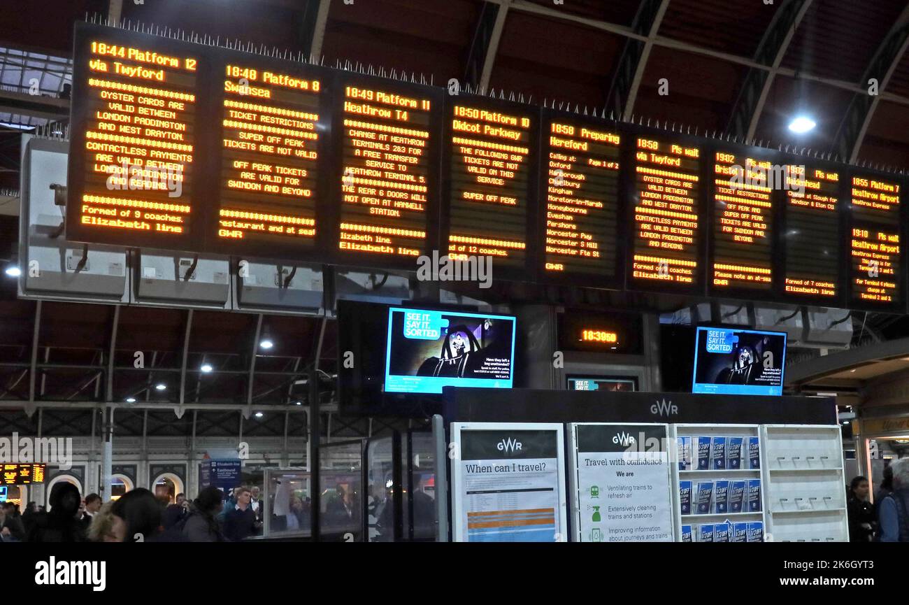 Paddington Railway Station, Bayswater, London, England, Großbritannien - GWR-Abfahrtstafeln zu Spitzenzeiten Stockfoto