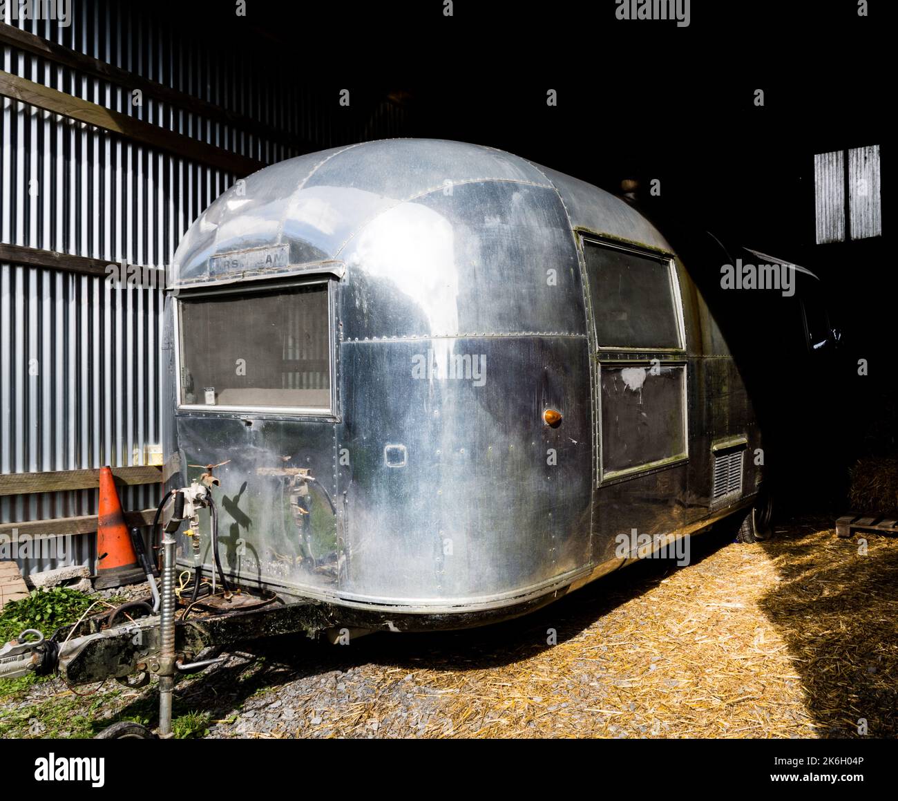 27ft Airstream-Wohnwagen/Anhänger in einer Scheune in Wales gefunden Stockfoto