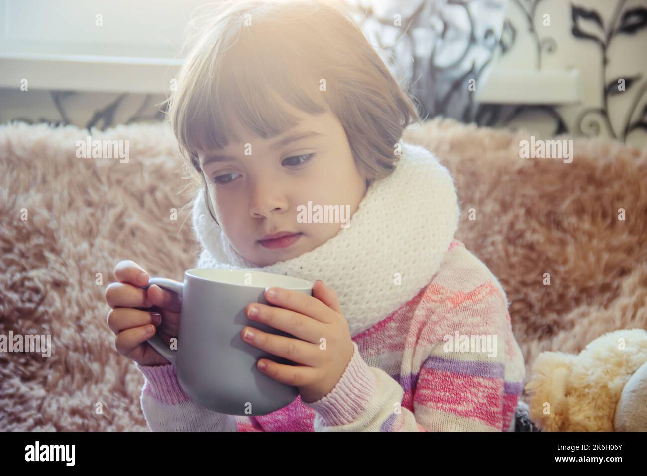 Das Kind ist krank und trinkt viel Tee. Selektiver Fokus. Stockfoto