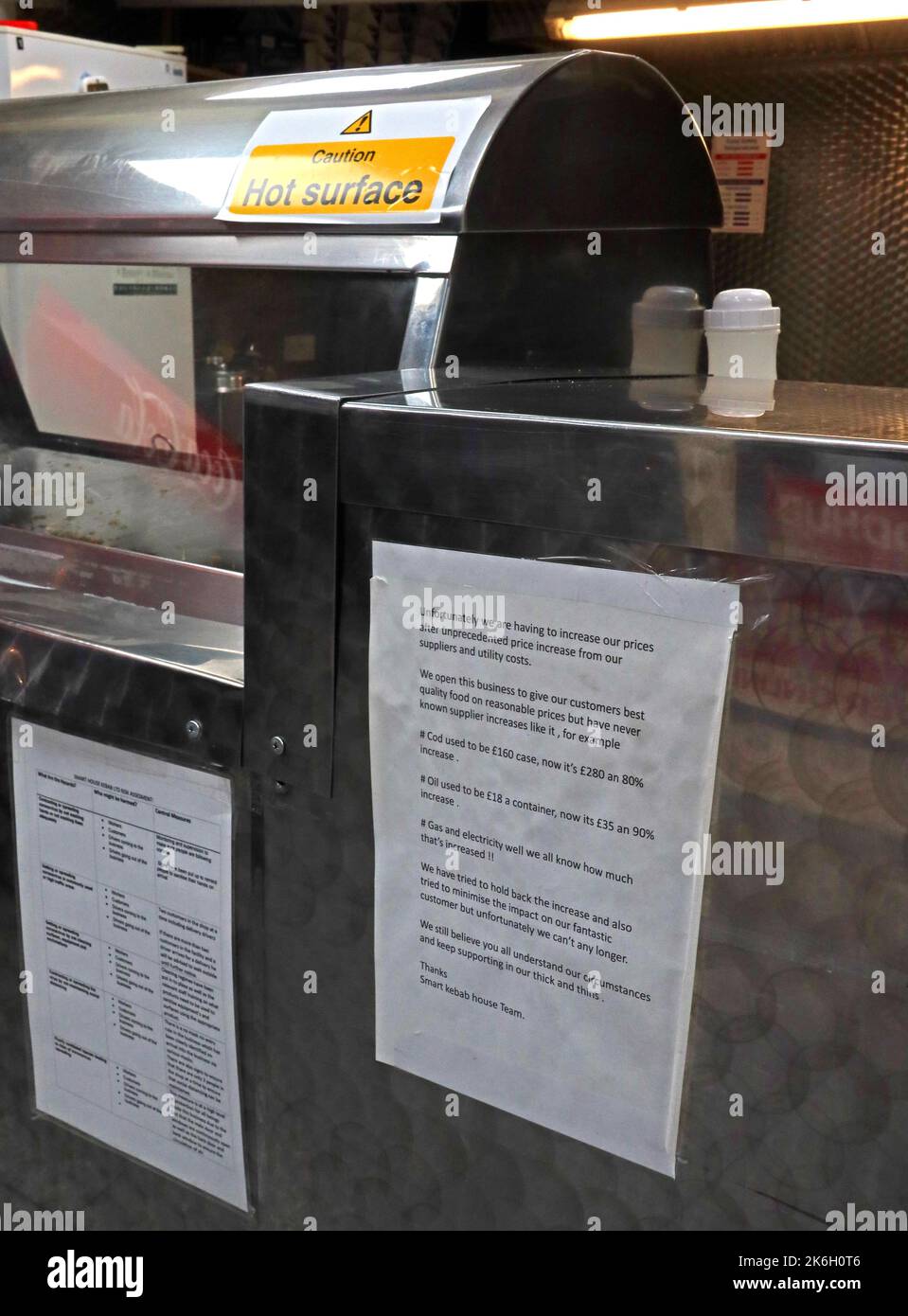 Hinweis in einem Chipshop, Takeaway, erklärt höhere Preise, aufgrund der steigenden Inflation, Barry, in der Nähe von Cardiff, South Wales, Großbritannien Stockfoto