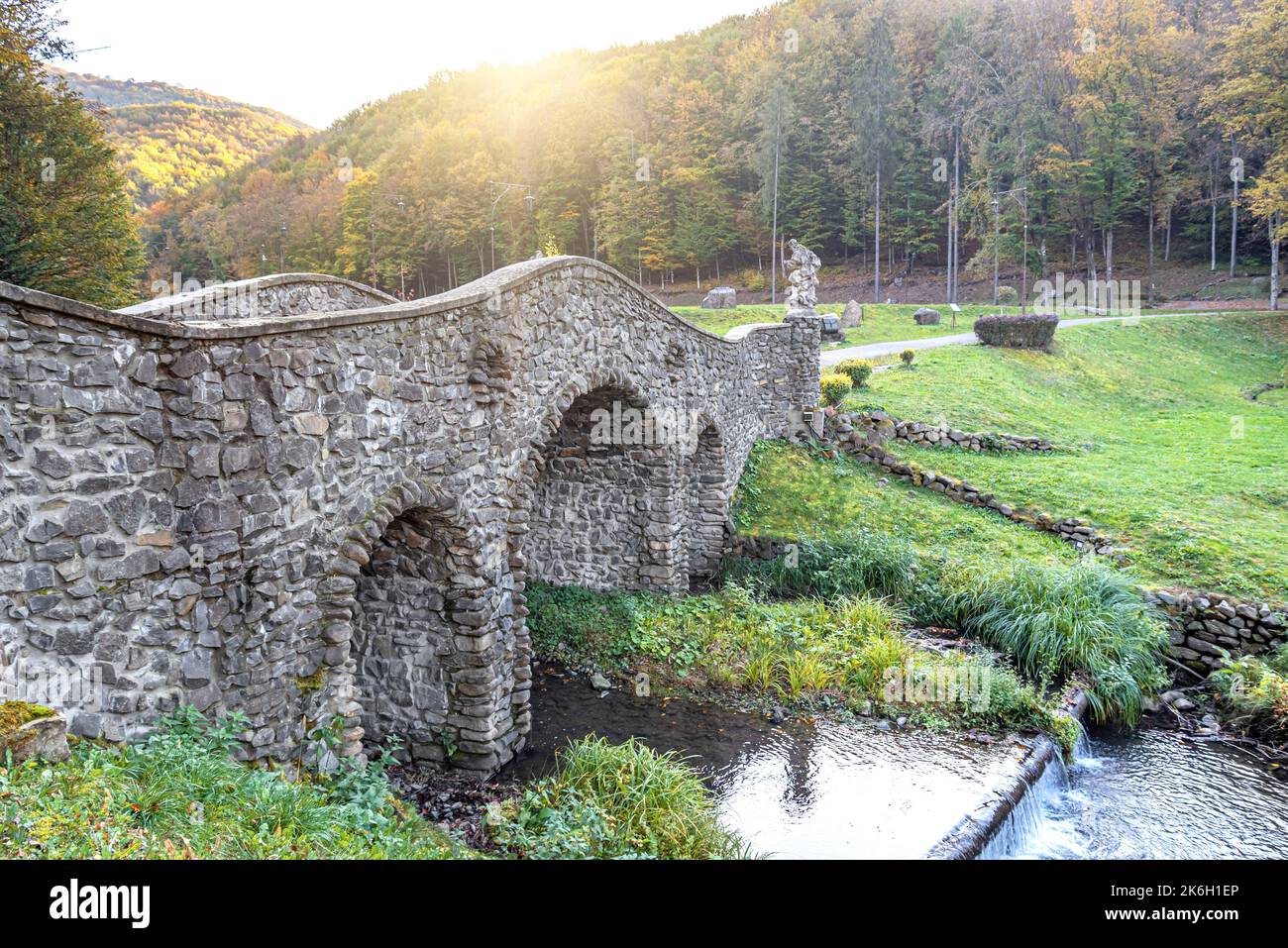 Schöne mittelalterliche Brücke aus großem Stein. Stockfoto