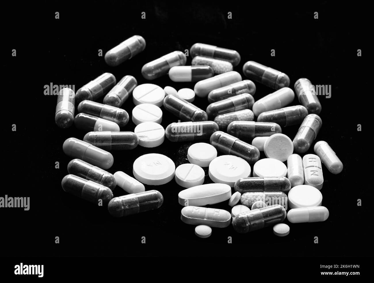 Apotheke. Kapseln und Tabletten dunkler Hintergrund. Pharmaprodukte. Darreichungsformen. Medizinprodukte Stockfoto