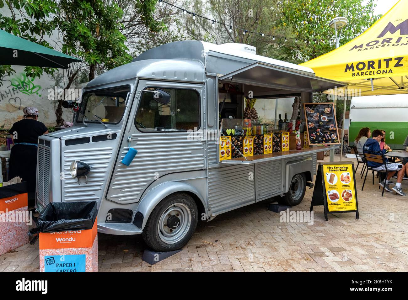 SITGES, BARCELONA, SPANIEN - 08. OKTOBER 2022: Retro-Van für den Verkauf von Fast Food vorbereitet. Foodtruck bei einem Straßenereignis. Stockfoto