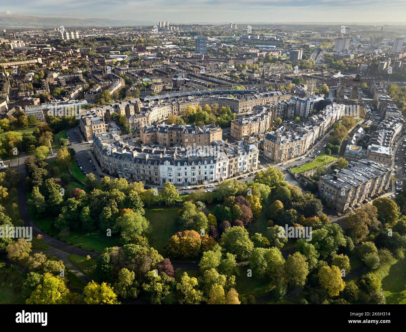 Luftaufnahme von Park Circus und Kelvingrove Park, Glasgow, Schottland im Herbst. Stockfoto