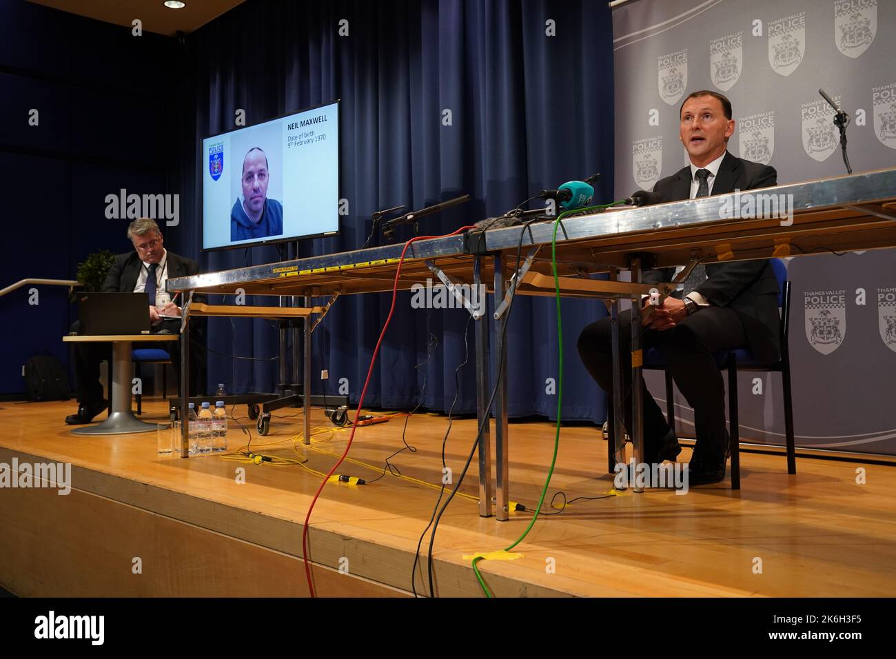 Detective Chief Superintendent Ian Hunter sprach auf einer Pressekonferenz in der Walton Hall auf dem Campus der Open University in Milton Keynes, nachdem die Polizei während forensischer Untersuchungen auf der Suche nach dem vermissten Teenager Leah Croucher menschliche Überreste in Loxbeare Drive, Furzton und Milton Keynes identifiziert hatte. Neil Maxwell (auf dem Bildschirm abgebildet), der sich im April 2019 selbst getötet hat, wurde als Hauptverdächtiger bei der Tötung der 19-jährigen Leah bezeichnet, die im Februar 2019 bei einem Spaziergang zur Arbeit verschwand. Bilddatum: Freitag, 14. Oktober 2022. Stockfoto