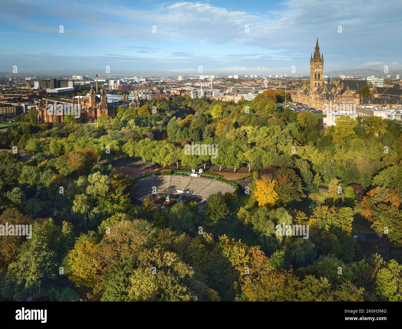 Luftaufnahme der University of Glasgow mit dem Bandstand im Kelvingrove Park im Vordergrund. Stockfoto