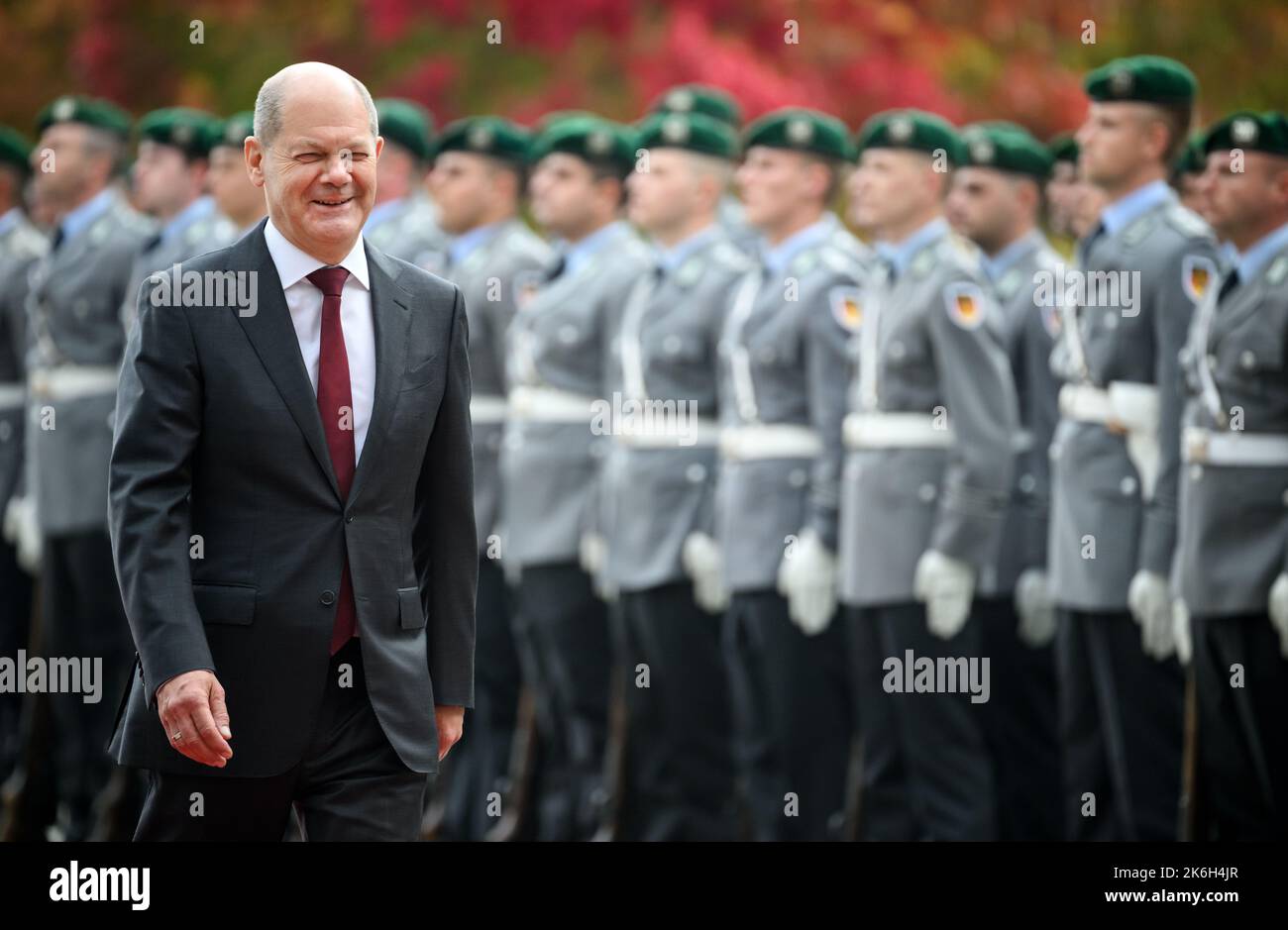 Berlin, Deutschland. 14. Oktober 2022. Bundeskanzler Olaf Scholz (SPD) geht an den Soldaten der Ehrenformation des Garde-Bataillons der Bundeswehr vor dem Kanzleramt vorbei, bevor er den Premierminister der Mongolei mit militärischen Ehren begrüßt. Quelle: Bernd von Jutrczenka/dpa/Alamy Live News Stockfoto