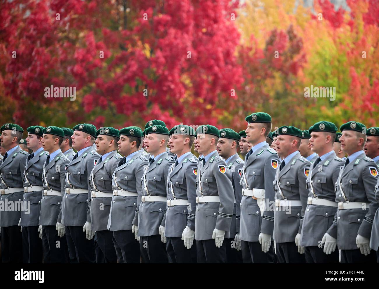 Berlin, Deutschland. 14. Oktober 2022. Soldaten der Ehrenformation des Garde-Bataillons der Bundeswehr begrüßen Bundeskanzler Scholz mit militärischen Ehren vor dem Bundeskanzleramt, bevor sie den Premierminister der Mongolei begrüßen. Quelle: Bernd von Jutrczenka/dpa/Alamy Live News Stockfoto