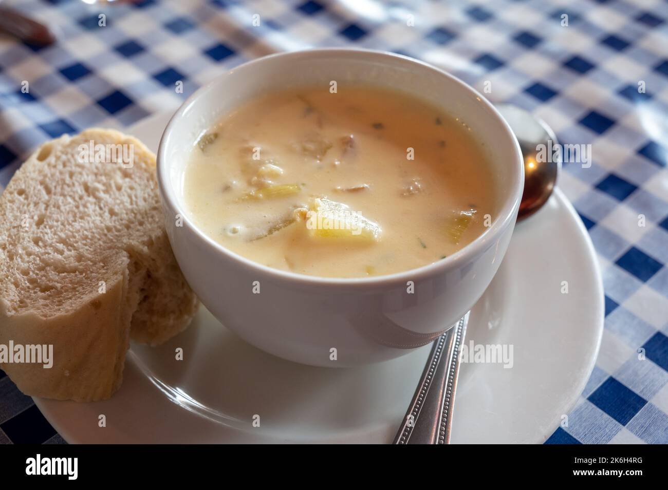 Traditionelle schottische weiße Cremesuppe, cullen-Skink aus geräuchertem Paddock-Fisch, Kartoffeln, Karotten und Lauch, Schottland Stockfoto