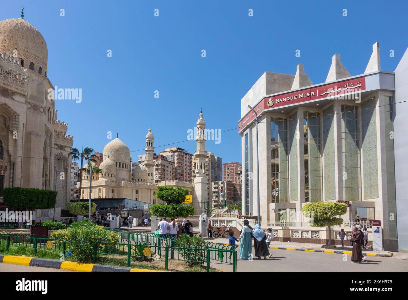 Ägypten, Alexandria, Sidi Yaqoot Moschee und Misr Bank Stockfoto