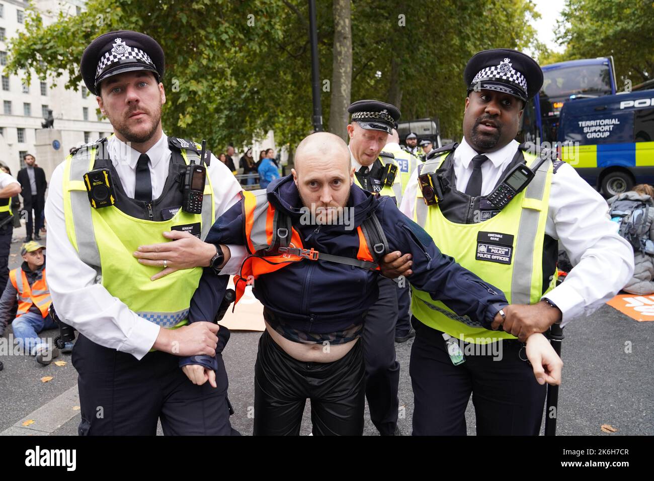 Polizeibeamte verhaften einen Protestierenden von Just Stop Oil vor dem New Scotland Yard in London. Bilddatum: Freitag, 14. Oktober 2022. Stockfoto